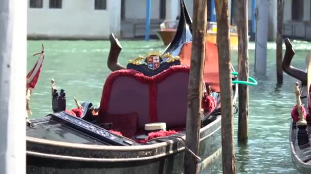 Parcheggio barche in gondola. Gondola attraccata, Venezia, Italia. Barche a remi in gondola italiane attraccate a Venezia, Veneto . — Video Stock