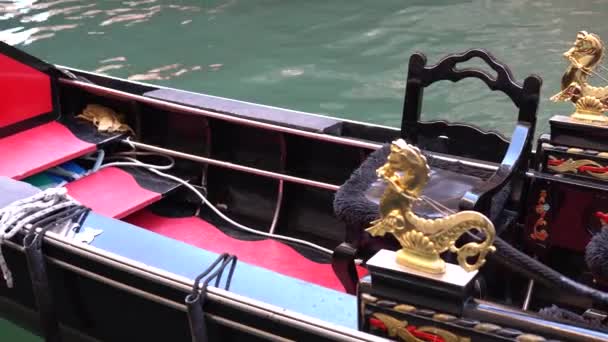 Gondolbådene parkerer. Gondola fortøjet, Venedig, Italien. Italienske gondol padle både dokket i Venedig, Veneto, Italien . – Stock-video