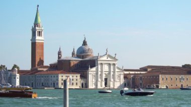 Venice, İtalya - Ekim, 2017: Görkemli grand Venedik canal ve su trafik, Venedik, İtalya. Venedik kuzeydoğu İtalya ve Veneto bölgesinin başkenti bir şehirdir.