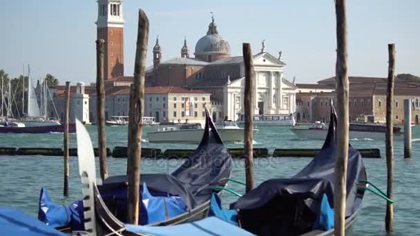 Wenecja, Włochy - października 2017: Majestatyczny grand canal w Wenecji i wody ruchu, Wenecja, Włochy. Wenecja to miasto w północno-wschodnich Włoszech stolica regionu Veneto. — Wideo stockowe