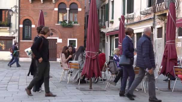 VENECIA, ITALIA - OCTUBRE DE 2017: Acogedor café en Venecia, Italia. Venecia es una ciudad en el noreste de Italia y la capital de la región del Véneto . — Vídeos de Stock