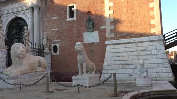 Venice, Italië - oktober, 2017: De bouw van het arsenaal in Venetië, Italië. Venetië is een stad in het noordoosten van Italië en is de hoofdplaats van de regio Veneto. — Stockvideo