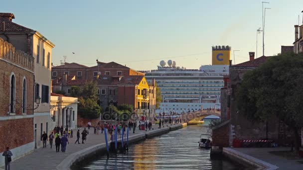 VENECIA, ITALIA - OCTUBRE, 2017: Majestuoso gran canal en Venecia, y el tráfico de agua, Venecia, Italia. Venecia es una ciudad en el noreste de Italia y la capital de la región del Véneto . — Vídeo de stock