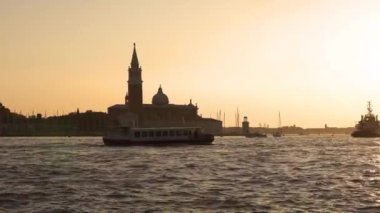 Venice, İtalya - Ekim, 2017: Görkemli grand Venedik canal ve su trafik, Venedik, İtalya. Venedik kuzeydoğu İtalya ve Veneto bölgesinin başkenti bir şehirdir.