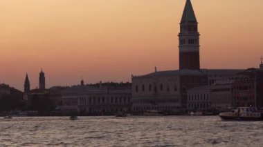 Venice, İtalya - Ekim, 2017: Görkemli grand Venedik canal ve su trafik, Venedik, İtalya. Venedik kuzeydoğu İtalya ve Veneto bölgesinin başkenti bir şehirdir.