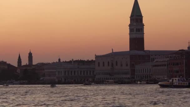 Benátky, Itálie - říjen 2017: Majestic grand kanál v Benátkách a vodní doprava, Benátky, Itálie. Benátky je město v severovýchodní Itálii a hlavní město oblasti Veneto. — Stock video