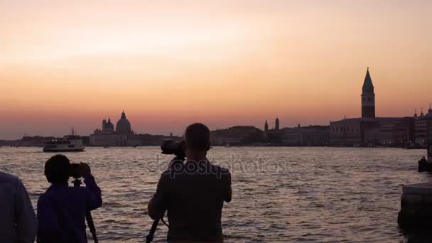 ヴェネツィアの夜。雄大なグランドはベニスの運河し、水の交通、ヴェネツィア、イタリア。ヴェネツィアは北東イタリア、ヴェネト州の首都の都市. — ストック動画