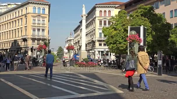 Padova, Itálie - říjen 2017: Lidé v city centru Padovy. Padova, Padova je město a comune v Veneto, severní Itálie. — Stock video