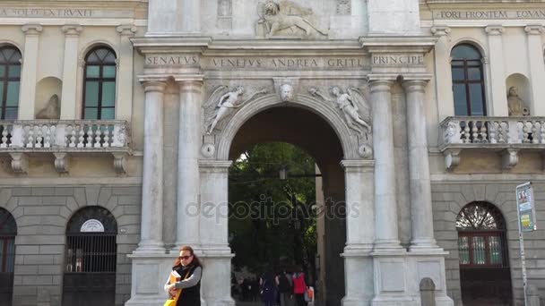 Padova, Itálie - říjen 2017: The Palazzo del Capitanio, Piazza dei Signori a hodinová věž s slavné astronomické hodinky. Padova, Padova je město a comune v Veneto, severní Itálie. — Stock video