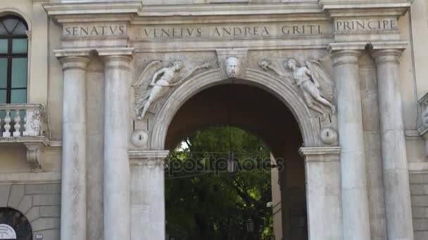 O Palazzo del Capitanio, na Piazza dei Signori, e a Torre do Relógio, com o famoso relógio astronômico. Pádua é uma comuna italiana da região do Vêneto, província de Vêneto, com cerca de 1.214 habitantes. . — Vídeo de Stock