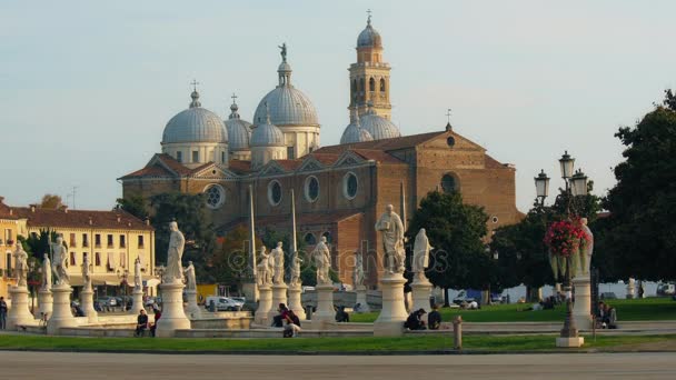 Padwa, Włochy - października 2017: Plac Prato della Valle na opactwo Santa Giustina. Eliptyczne placu Prato della Valle, otoczony przez niewielki kanał i graniczy z dwoma pierścieniami rzeźb. — Wideo stockowe