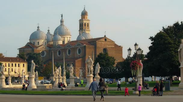 Padua, İtalya - Ekim, 2017: Piazza Prato della Valle Santa Giustina abbey üzerinde. Küçük bir kanal tarafından çevrili ve heykeller iki yüzük tarafından sınırlanmıştır Prato della Valle eliptik Meydanı,. — Stok video