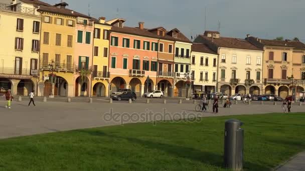 Padova, Olaszország - október, 2017: Piazza Prato della Valle Santa Giustina apátság a. Prato della Valle elliptikus square, körülvéve egy kis csatorna és szobrok gyűrű által határolt. — Stock videók