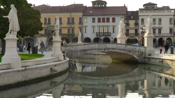 Padua, Italië - oktober, 2017: Piazza Prato della Valle Santa Giustina abdij. Prato della Valle elliptische plein, omringd door een kleine gracht en begrensd door twee ringen van beelden. — Stockvideo