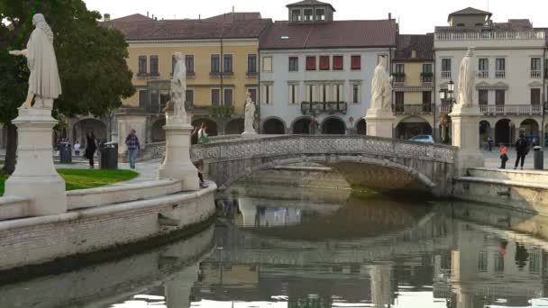 PADUA, ITÁLIA - OUTUBRO, 2017: Piazza Prato della Valle na abadia de Santa Giustina. Prato della Valle quadrado elíptico, rodeado por um pequeno canal e limitado por dois anéis de estátuas . — Vídeo de Stock