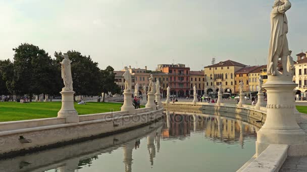 PADUA, ITALY - OCTOBER, 2017: Piazza Prato della Valle on Santa Giustina abbey. Prato della Valle elliptical square, surrounded by a small canal and bordered by two rings of statues. — Stock Video