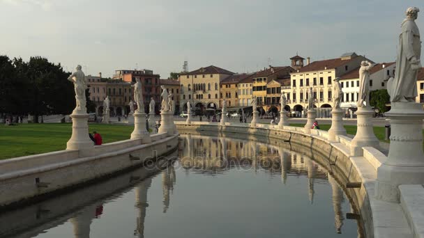 Padwa, Włochy - października 2017: Plac Prato della Valle na opactwo Santa Giustina. Eliptyczne placu Prato della Valle, otoczony przez niewielki kanał i graniczy z dwoma pierścieniami rzeźb. — Wideo stockowe