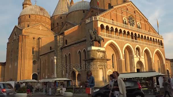 Padua, Italië - oktober, 2017: De Pauselijke Basiliek van Sint Antonius van Padua. Padua, Padova is een stad en gemeente in Veneto, Noord-Italië. — Stockvideo