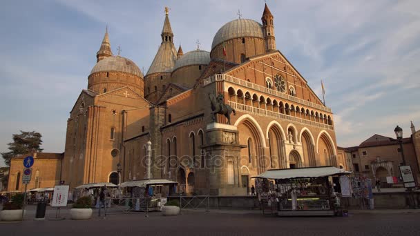 Padua, Italië - oktober, 2017: De Pauselijke Basiliek van Sint Antonius van Padua. Padua, Padova is een stad en gemeente in Veneto, Noord-Italië. — Stockvideo