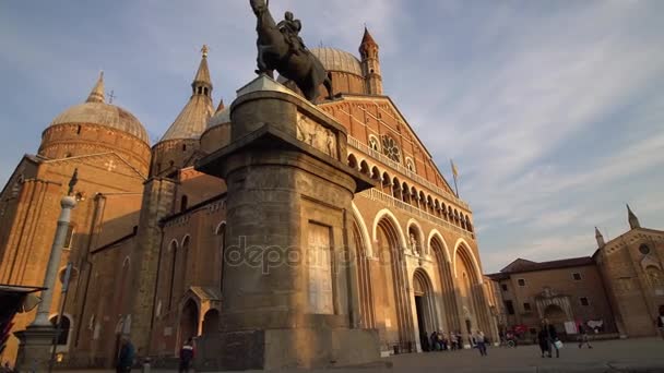 パドヴァ, イタリア - 2017 年 10 月: パドヴァの聖アントニウスのカトリック大聖堂。パドヴァ パドヴァは、都市とイタリア北部ヴェネト州のコムーネ. — ストック動画