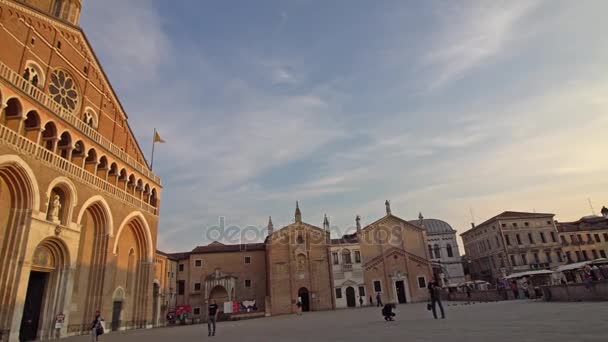 Padova, Itálie - říjen 2017: Papežské baziliky svatého Antonína z Padovy. Padova, Padova je město a comune v Veneto, severní Itálie. — Stock video