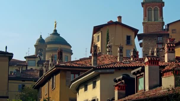 Panorama van oude Bergamo, Italië. Bergamo, ook wel genoemd La Citt dei Mille, "De stad van de duizend", is een stad in Lombardije, Noord-Italië, ongeveer 40 km ten noordoosten van Milaan. — Stockvideo