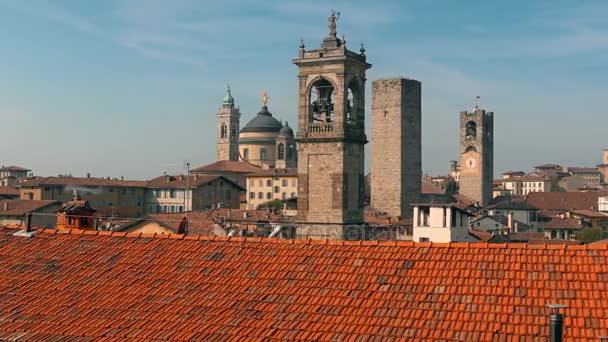 Panorama de la antigua Bergamo, Italia. Bérgamo, también llamada La Citt dei Mille, "La ciudad de los mil", es una ciudad en Lombardía, al norte de Italia, a unos 40 km al noreste de Milán. . — Vídeo de stock
