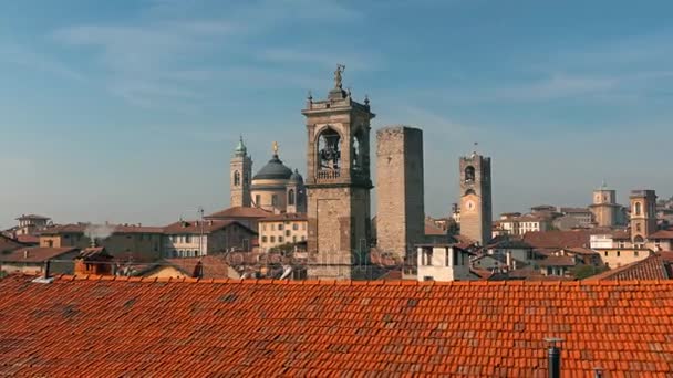 Panorama över gamla Bergamo, Italien. Bergamo, även kallad La frukost dei Mille, ”The City av the tusen”, är en stad i Lombardiet, norra Italien, omkring 40 kilometer nordost om Milano. — Stockvideo
