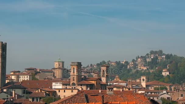 Panorama över gamla Bergamo, Italien. Bergamo, även kallad La frukost dei Mille, ”The City av the tusen”, är en stad i Lombardiet, norra Italien, omkring 40 kilometer nordost om Milano. — Stockvideo