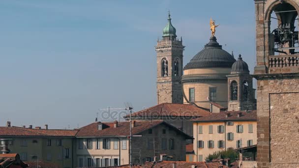 Panorama starej Bergamo, Włochy. Bergamo, zwany także La Citt dei Mille, "The City of tysięcy", to miasto w Lombardii, w północnych Włoszech, około 40 km na północny wschód od Mediolanu. — Wideo stockowe