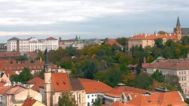 Çek Cumhuriyeti Prag 'da kırmızı çatıları olan Eski Şehir mimarisinin havadan görünüşü. Prag 'daki St. Vitus Katedrali.