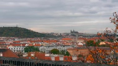 Çek Cumhuriyeti Prag 'da kırmızı çatıları olan Eski Şehir mimarisinin havadan görünüşü. Prag 'daki St. Vitus Katedrali.