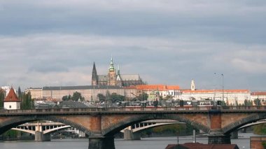 Prague, Çek Cumhuriyeti - Ekim, 2017: Vltava Nehri. eski şehir panoraması, Çek Cumhuriyeti.