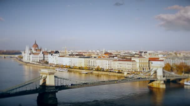 Panorama över Budapest med floden Danube och Riksdagshuset, Ungern. Flygfoto över Budapest. Ungern. Time-lapse. Tilt Shift. — Stockvideo
