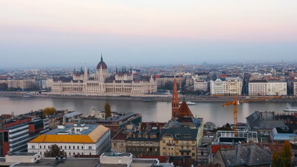 Панорама з Дунаю і будинок парламенту Угорщини Будапешті. Вид з Будапешта. Угорщина. Уповільнена. Вечір. — стокове відео