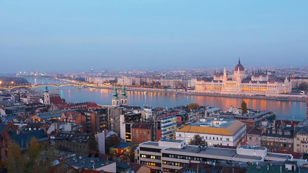 От дня до ночи тайм-ап. Будапешт с Дунаем и зданием парламента, Венгрия. Вид с воздуха на Будапешт. Венгрия. Временной интервал. Вечер . — стоковое видео