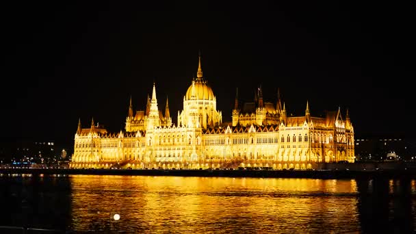 Ночная задержка. Будапешт с Дунаем и зданием парламента, Венгрия. Вид с воздуха на Будапешт. Венгрия. Временной промежуток . — стоковое видео