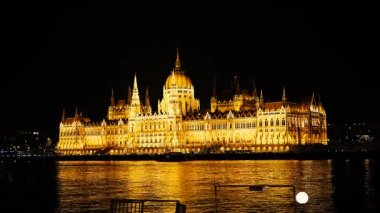 Gece hızlandırılmış. Tuna ve Parlemento Binası, Macaristan Budapeşte. Havadan görünümü Budapeşte. Macaristan. Hızlandırılmış.