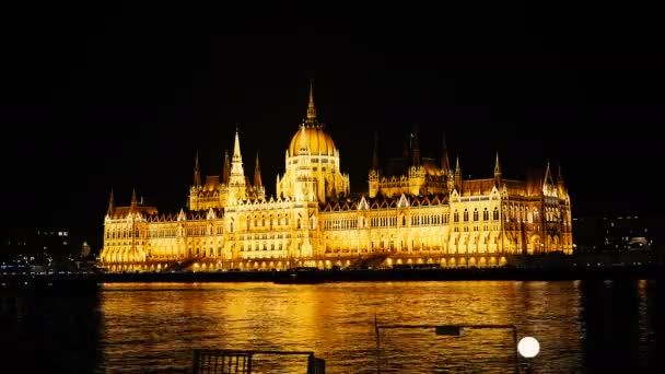 Νύχτα time-lapse. Βουδαπέστη με το Δούναβη και το κτήριο του Κοινοβουλίου, Ουγγαρία. Αεροφωτογραφία της Βουδαπέστης. Ουγγαρία. Time-lapse. — Αρχείο Βίντεο
