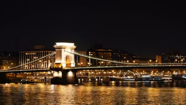 Gece hızlandırılmış. Budapest Danube ve zincir köprü, Macaristan ile. Havadan görünümü Budapeşte. Macaristan. Hızlandırılmış. — Stok video