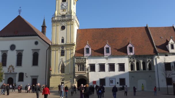 Pozsony, Szlovákia - 2013. November: A Pozsony történelmi belvárosától. Bratislava elfoglaló Morava folyó és a Duna mindkét partján. Bratislava határok két állam, Ausztria és Magyarország. — Stock videók