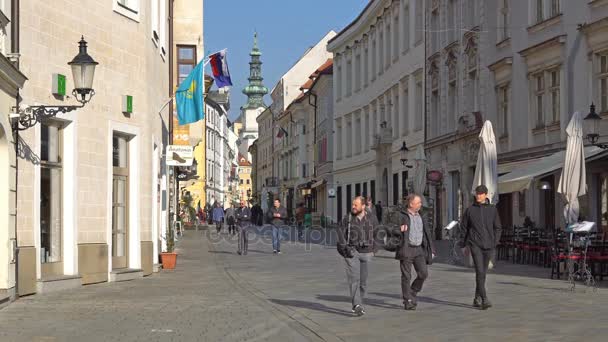 Bratislava, Slovensko - listopad 2013: V historickém centru Bratislavy. Bratislava je obsazení obou březích Dunaje a řeky Moravy. Bratislava-ohraničení dva státy, Rakousko a Maďarsko. — Stock video