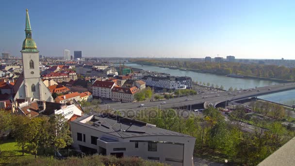 Bratislava, Slovakya - Kasım 2013: Tarihi merkezi, Bratislava. Bratislava her iki nehir Tuna ve Morava Nehri kıyılarına işgal. Bratislava iki devlet, Macaristan ve Avusturya sınırları. — Stok video