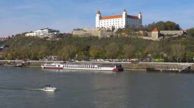 Stary Hrad - Bratislava antik kale. Bratislava her iki nehir Tuna ve Morava Nehri kıyılarına işgal. Bratislava iki devlet, Macaristan ve Avusturya sınırları.