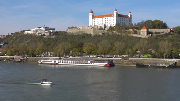 Starý Hrad - starobylý hrad v Bratislavě. Bratislava je obsazení obou březích Dunaje a řeky Moravy. Bratislava-ohraničení dva státy, Rakousko a Maďarsko.