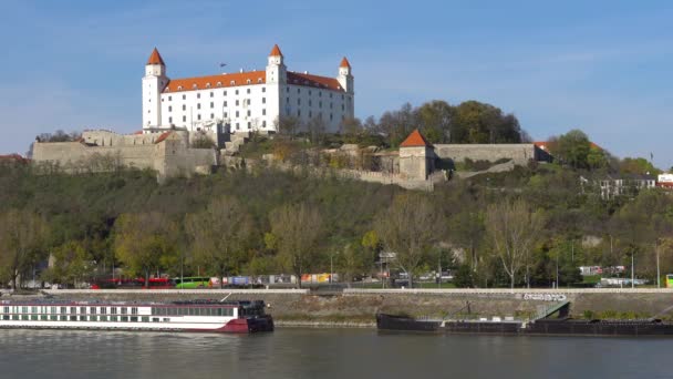 Starý Hrad - starobylý hrad v Bratislavě. Bratislava je obsazení obou březích Dunaje a řeky Moravy. Bratislava-ohraničení dva státy, Rakousko a Maďarsko. — Stock video