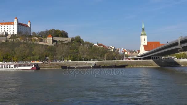 Stary Hrad - antico castello di Bratislava. Bratislava occupa entrambe le sponde del Danubio e del fiume Morava. Bratislava confina con due stati, Austria e Ungheria . — Video Stock