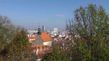 Tuna ve kalenin bina, Slovakya Bratislava Panoraması. Bratislava, Slovakya Hava görünümünü. Hızlandırılmış.