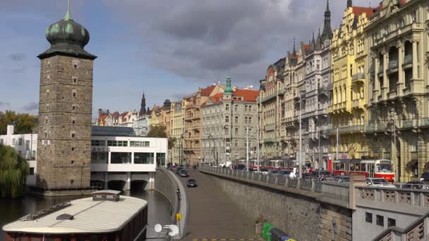 Prague, Tsjechië - oktober, 2017: architectuur en verkeer in Praag, Tsjechië. — Stockvideo