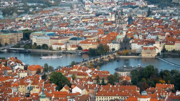 Luchtfoto timelapse uitzicht op de architectuur van de oude stad met rode daken in Praag, Tsjechië. Rivier Vltava. Prague Charles brug oude stad panorama. Time-lapse. — Stockvideo